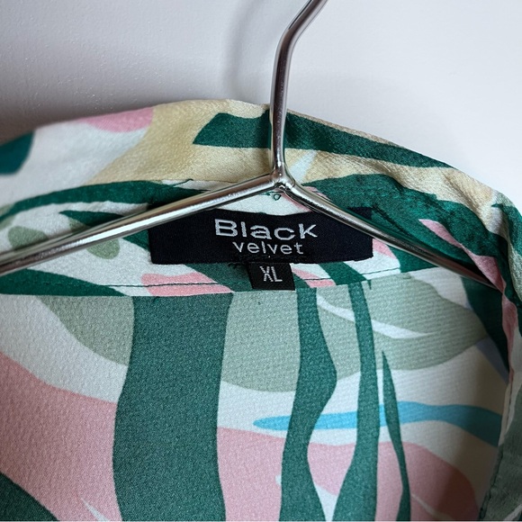 Very Chic Women's Button Down Shirt - Picture 5 of 7